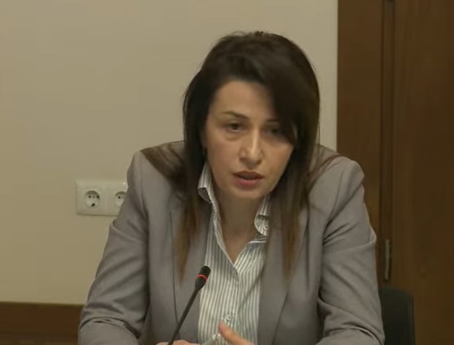 კომპანია “ზღაპრის“ დირექტორი თამარ უდესიანი: „რამდენიმე მომწოდებელმა თქვა, – ბევრი ვიბრძოლეთ, რათა პატარა მეწარმეები ბაზრიდან გამქრალიყვნენო. თვითონ აქვთ გაჩაღებული ომი ამ „ქეშბექების“ სახით და სთავაზობენ ყველა ქსელს, მეორე გაუშვან და თვითონ იყვნენ წარმოდგენილი ქსელში, რაც იწვევს „ქეშბექების“ ასე ზრდას“ კომპანია “ზღაპრის“ დირექტორი თამარ უდესიანი: „რამდენიმე მომწოდებელმა თქვა, – ბევრი ვიბრძოლეთ, რათა პატარა მეწარმეები ბაზრიდან გამქრალიყვნენო. თვითონ აქვთ გაჩაღებული ომი ამ „ქეშბექების“ სახით და სთავაზობენ ყველა ქსელს, მეორე გაუშვან და თვითონ იყვნენ წარმოდგენილი ქსელში, რაც იწვევს „ქეშბექების“ ასე ზრდას“